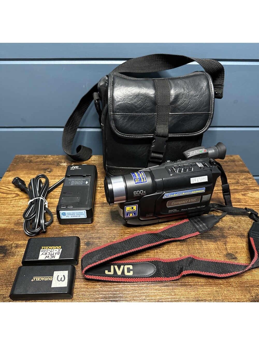 JVC Compact GR-AX970U VHS Camcorder 600 x Digital Zoom